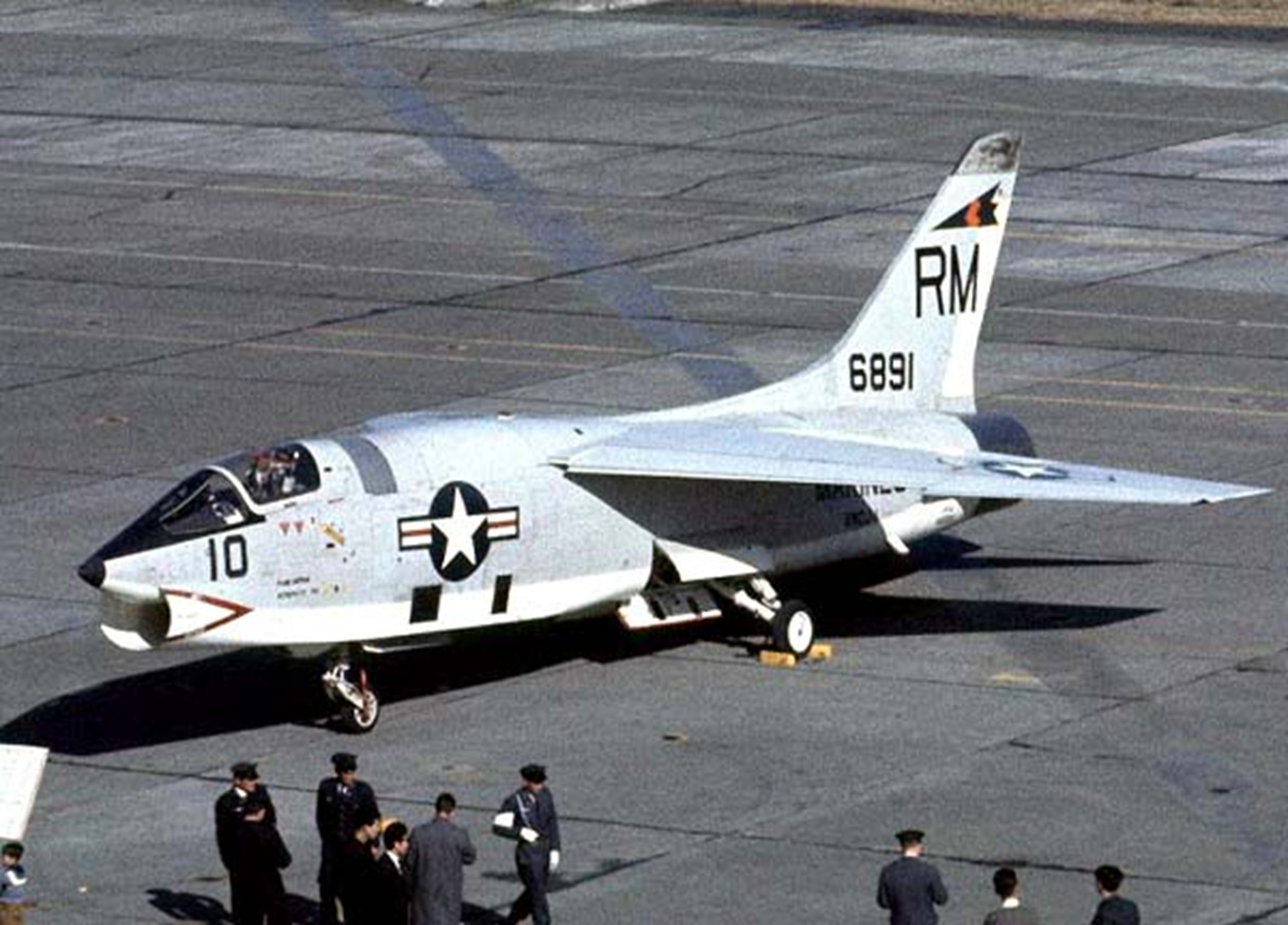分享圖片：美國沃特F8U-1P/RF-8“十字軍戰士”艦載戰術偵察機 