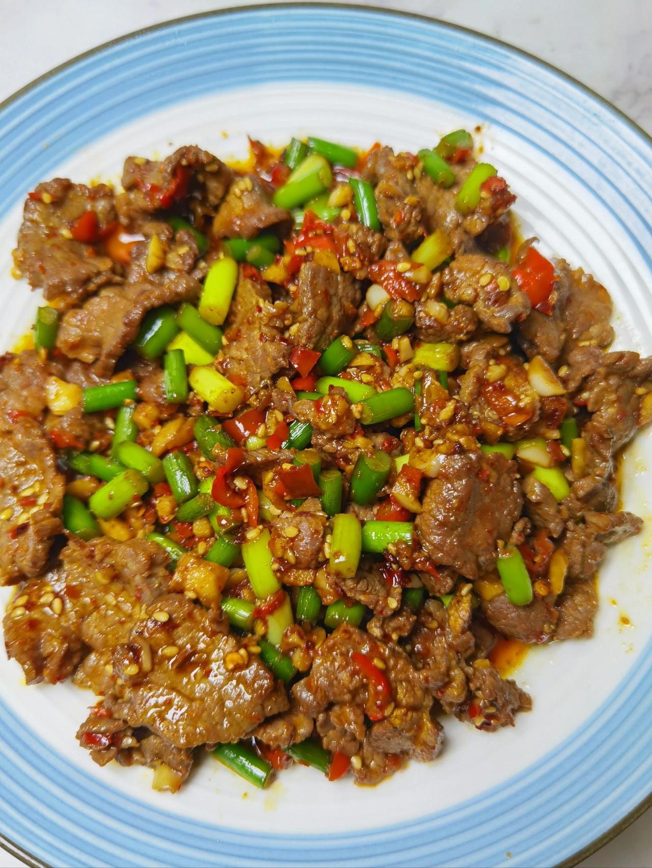 香辣孜然牛肉，连炫三碗饭
牛肉这么做真的太好吃了，又香又嫩，有点烤牛肉串的味道，