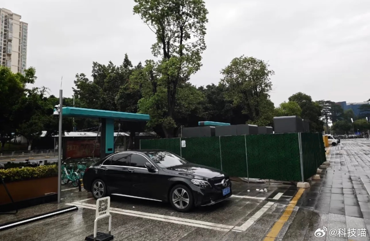 油车抢占比亚迪闪充站停车位，简直是胡闹 