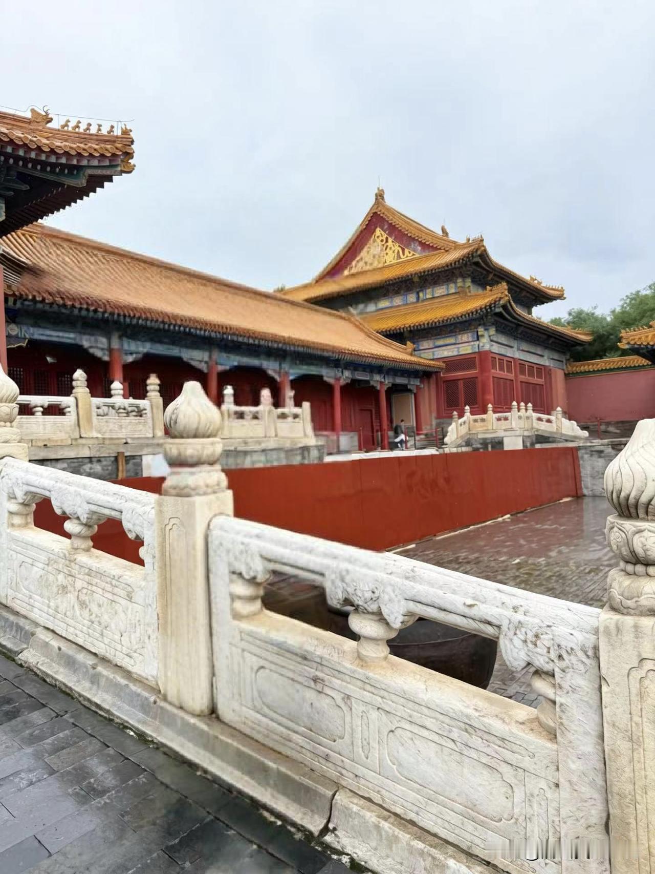 临江仙.重游故宫

九载风尘重故苑，红墙依旧峥嵘。
飞檐琉璃玉阶幽。
御水绕宫楼