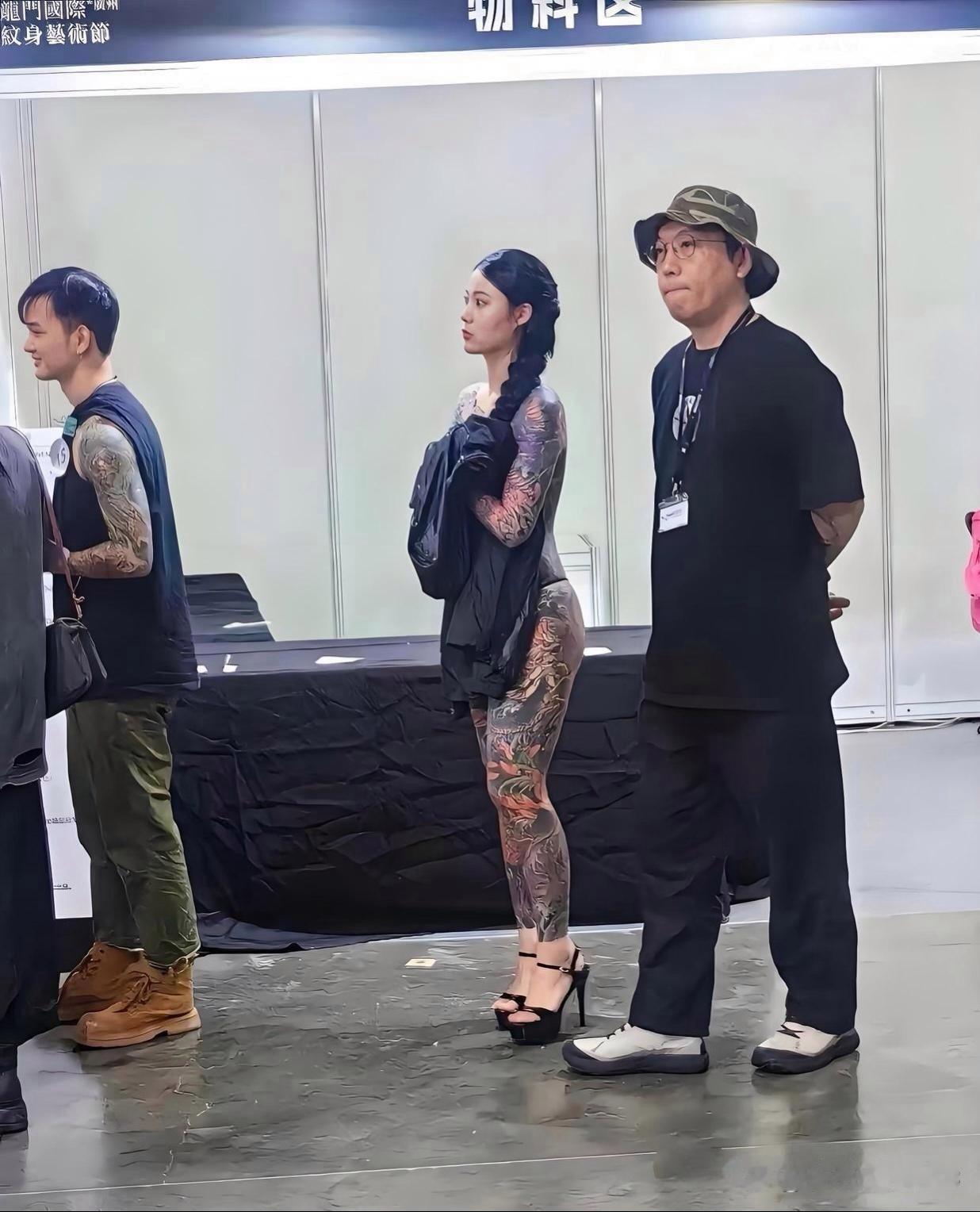 第一眼看着像质感精致的皮裤，细看才发现是满身精细纹身，精湛的纹绣工艺真假难辨，谁