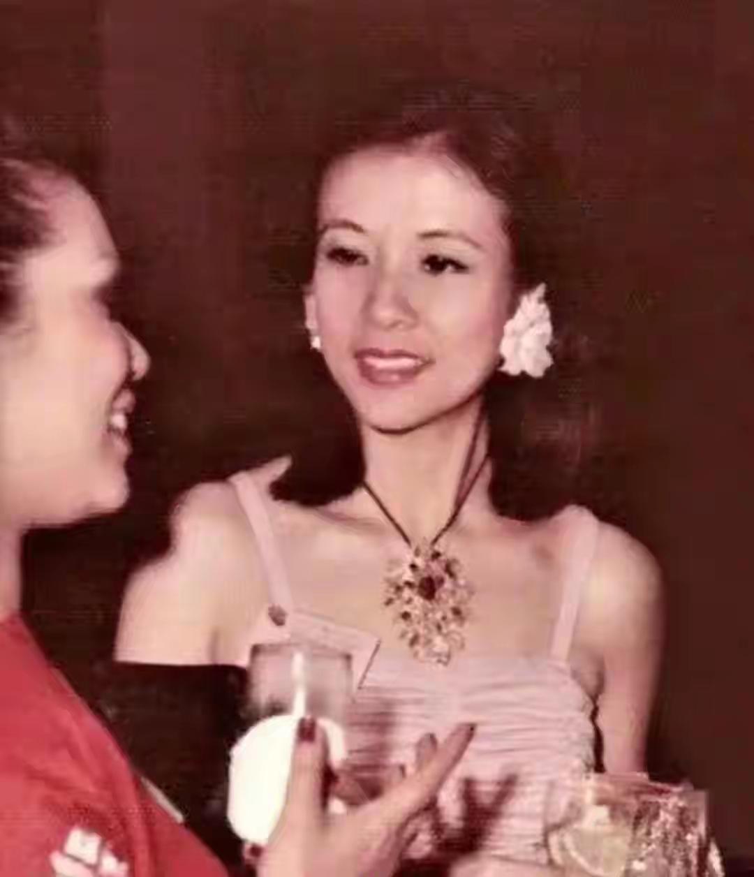 莫文蔚的妈妈年轻时也太好看了，
不魄是张国荣嘴里：香港最完美的女人，自带豪门贵气