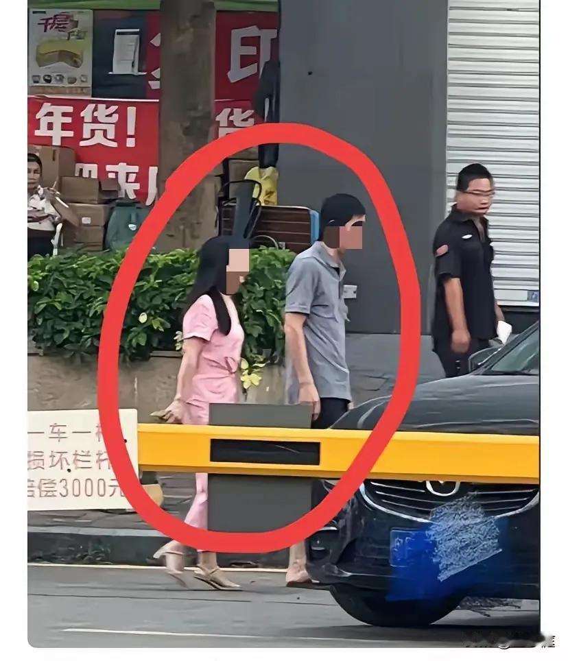 刘先生让九岁儿子坐汽车后备箱，二婚妻子带来的继子坐在汽车座位上，同样年龄的两个男