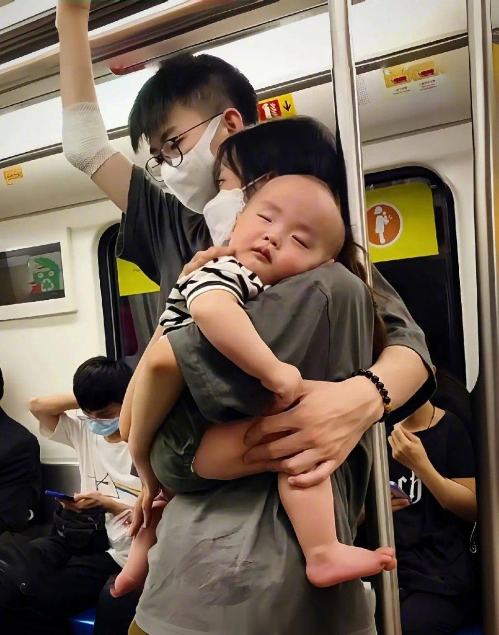 一家人相互依靠，丈夫抱着妻子和孩子，妻子安心靠在丈夫肩膀，孩子在妈妈怀中安稳地睡