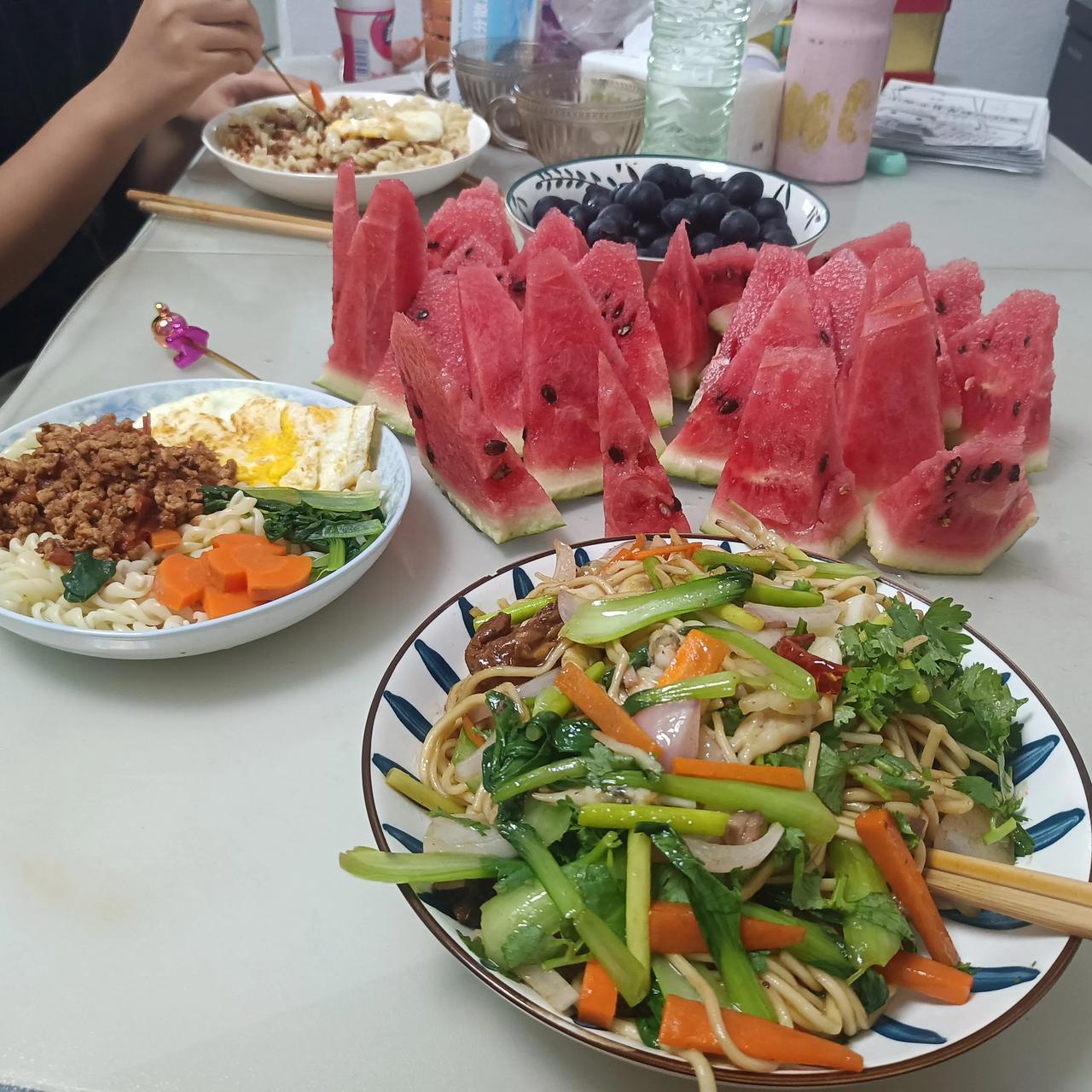 晚餐
哈哈
标准不低
看着比单位食堂舒心多了