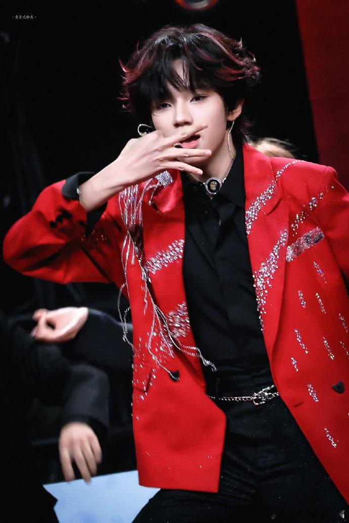 王橹杰男颜一谁能想到舞台上一脸酷盖的人，动态全是颜文字在蹦跶！这种冷酷脸蛋和软萌