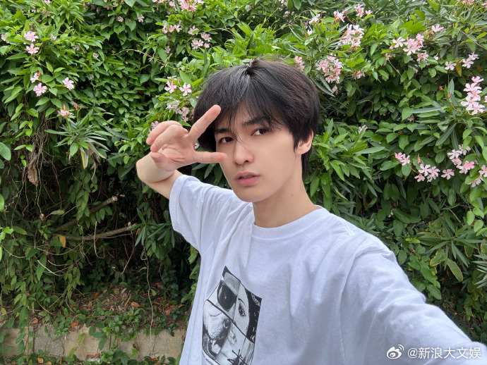 朱正廷方否认恋情 日前，八卦媒体拍到朱正廷与一位美女一起看别墅装修，两人还疑似用