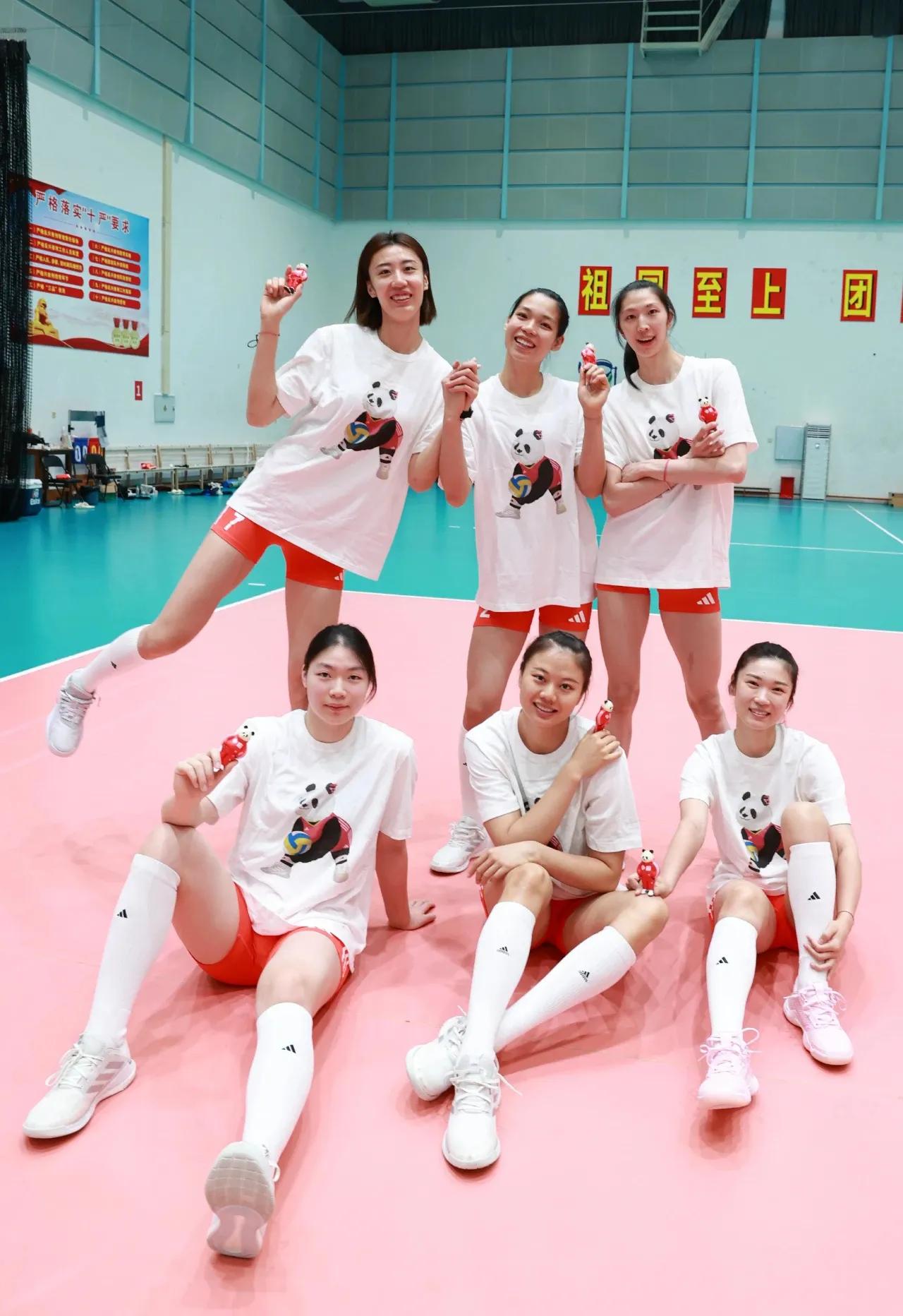 中国女排在福建漳州集训，
备战世锦赛已近尾声，
女排姑娘们训练之余，
身穿国宝装