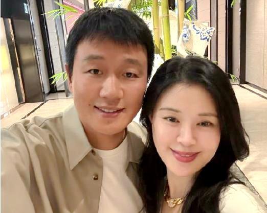 佟大为的一张牵手照，硬是把娱乐圈的“结婚纪念日”卷出了新高度！8月20日，佟大为