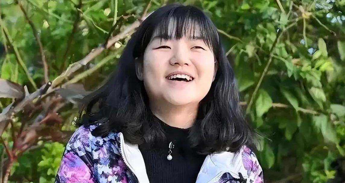 2015年，华坪女高临近开学还缺数学老师，张桂梅正发愁时，毕业生周云丽前来应聘。