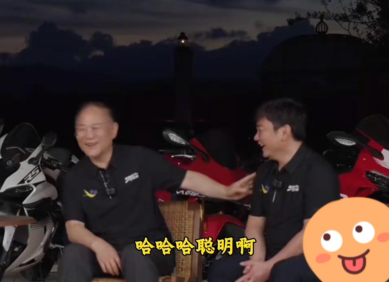李书福和张雪有很多共同点，学历不高，高中毕业就想做生意，年轻的时候他梦想造摩托车