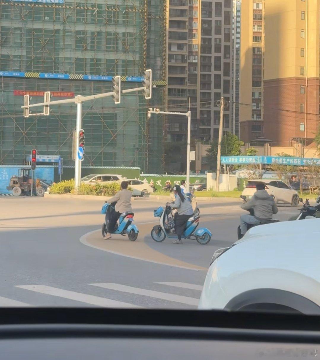 盲区提醒线，又名“死亡弯月”，黄色区域就是大货车的右转盲区，大家一定别站呀！ 