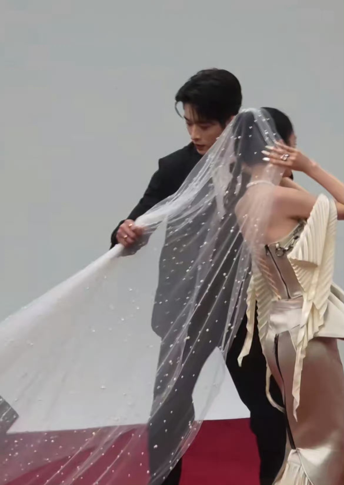 周也头纱被踩好美的小也，被红毯扯到了真是天意更好看啦 