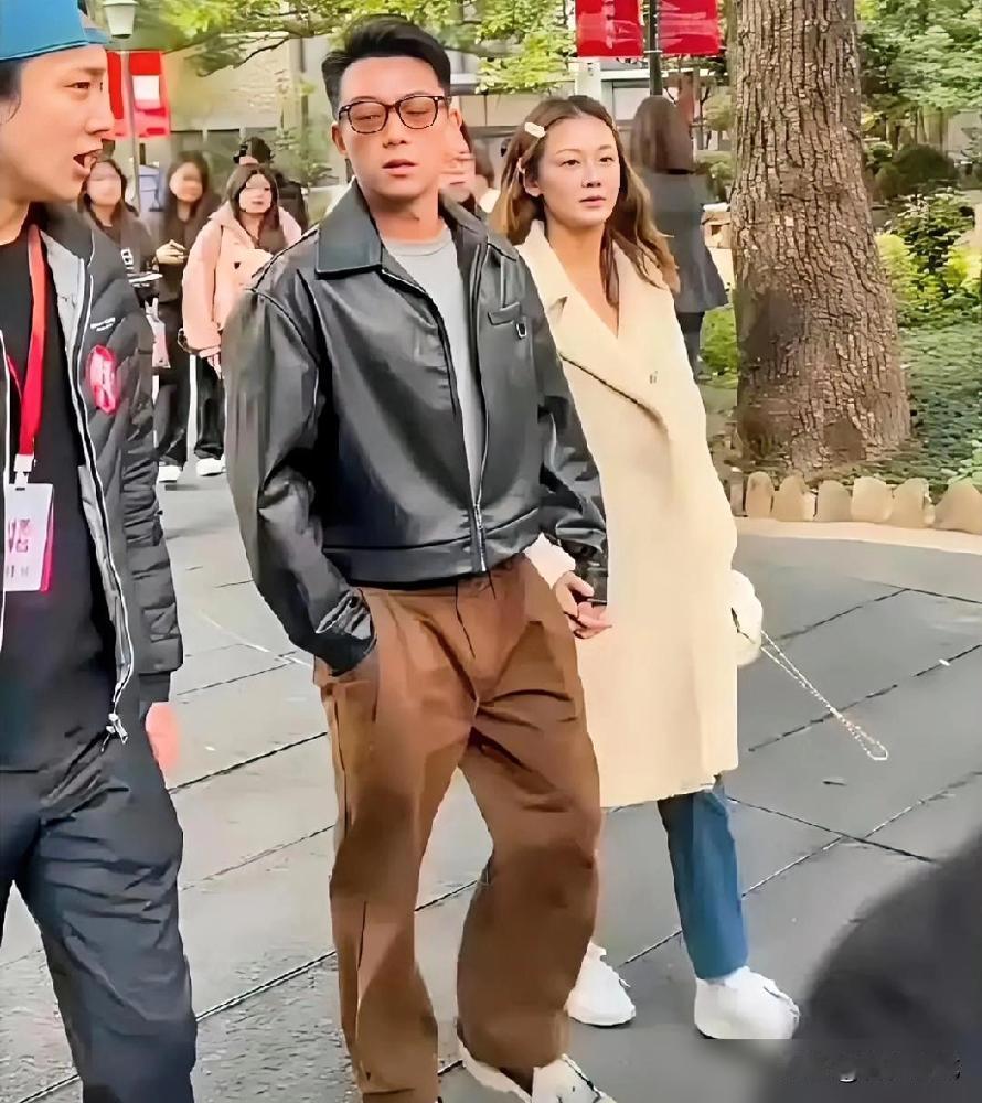 别听那些毒鸡汤瞎忽悠，说什么趁年轻生娃恢复快。
苗苗三年抱仨，37岁还能美得跟