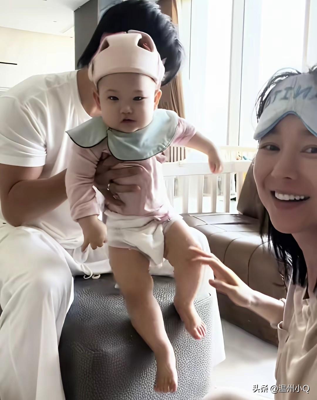 这是张萌和小五的儿子Dylan，小家伙现在是个11月龄的宝宝，长相既随爸又随妈，