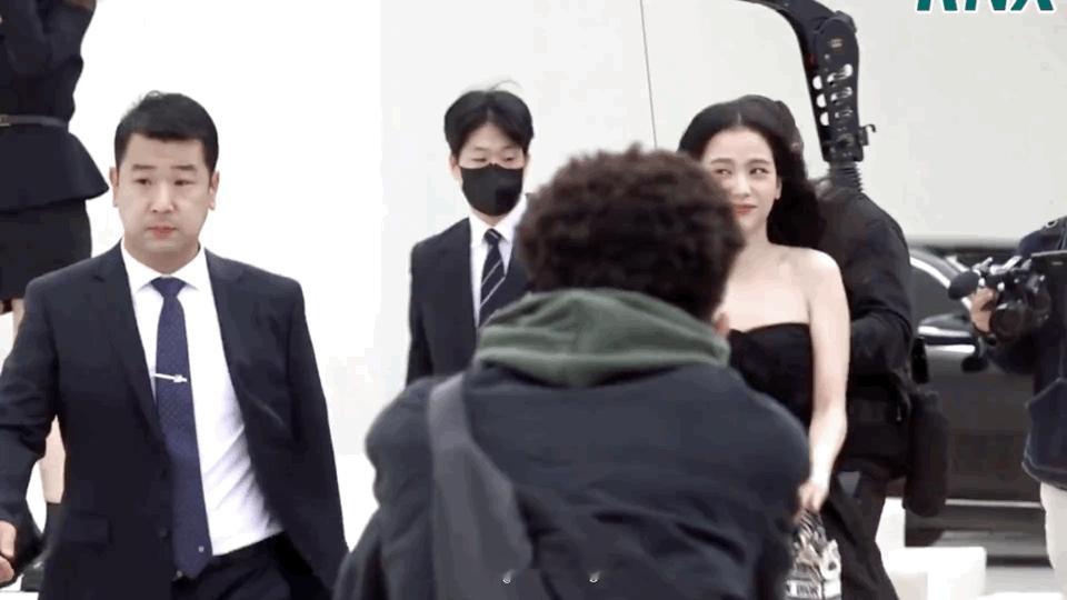 完全意气风发大女主啊 谁知道金智秀这套小黑裙出了多少神图