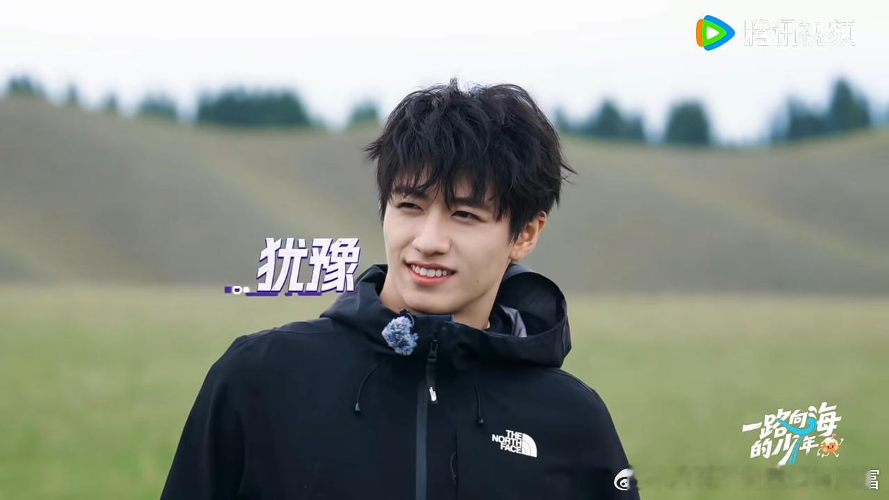 赶羊群和小羊贴贴的朱志鑫，一笑就是小朋友，熟悉的字正腔圆“嘿嘿”，明明看着气场很
