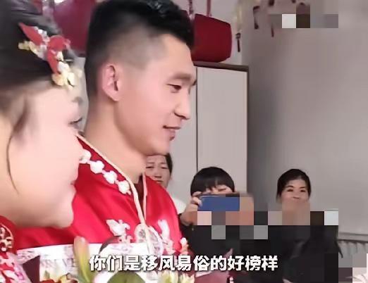 近日，山东梁山县的一场婚礼震惊全网，因为婚礼当天，政府工作人员亲自上门送祝福，并