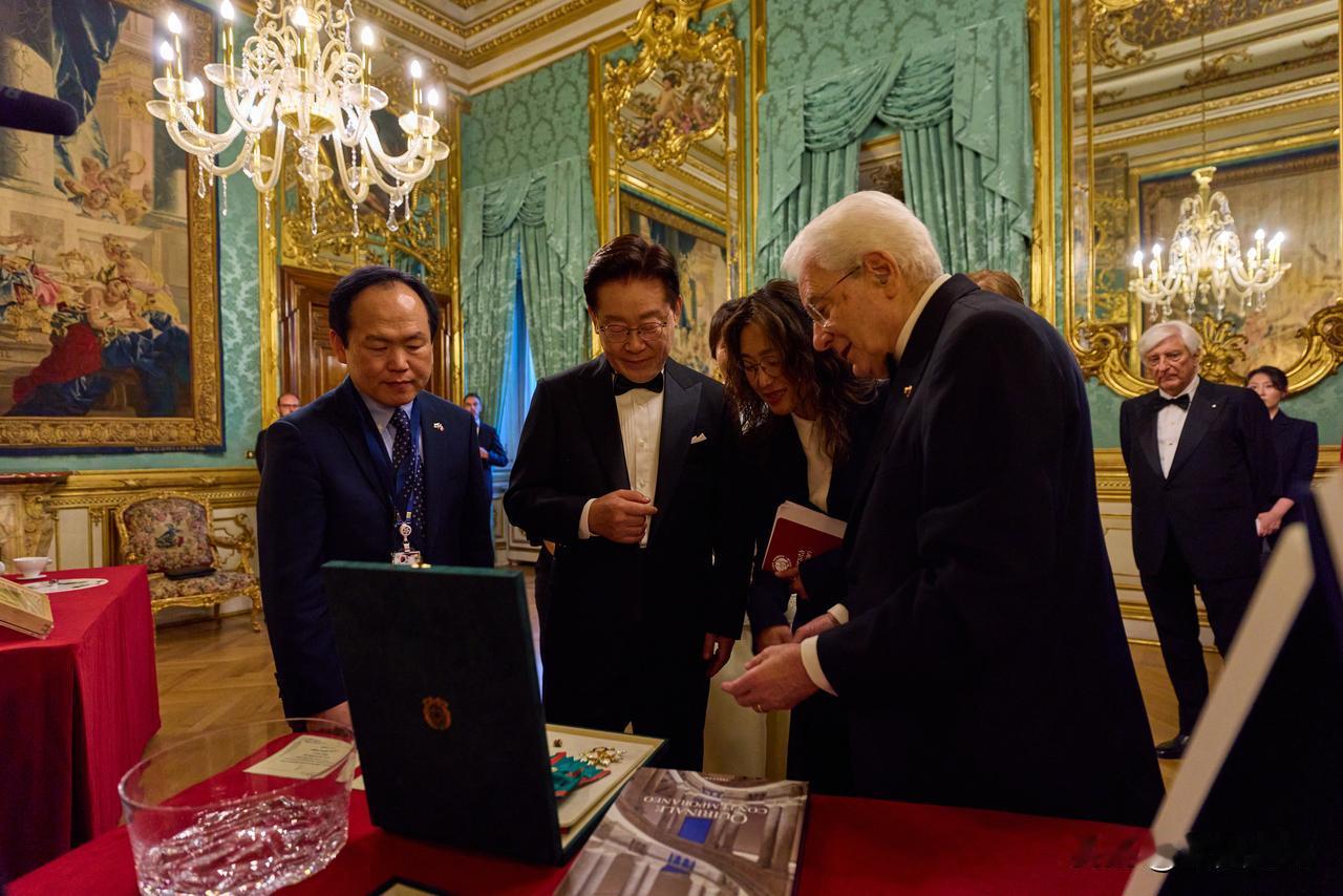 据韩国媒体韩联社报道，韩国总统李在明周四在罗马奎里纳莱宫举行的国宴上，从意大利总