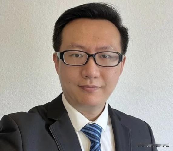 2023年，李旭明嫌楼上太吵，作为化学博士，他不动嘴，改拿针管，从门缝往阿卜杜拉