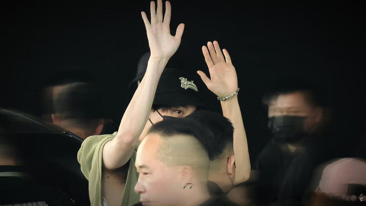 田栩宁好多痣田栩宁腋下痣田栩宁的痣和他的冷白皮是绝配！多是多了点，但每颗都像精心