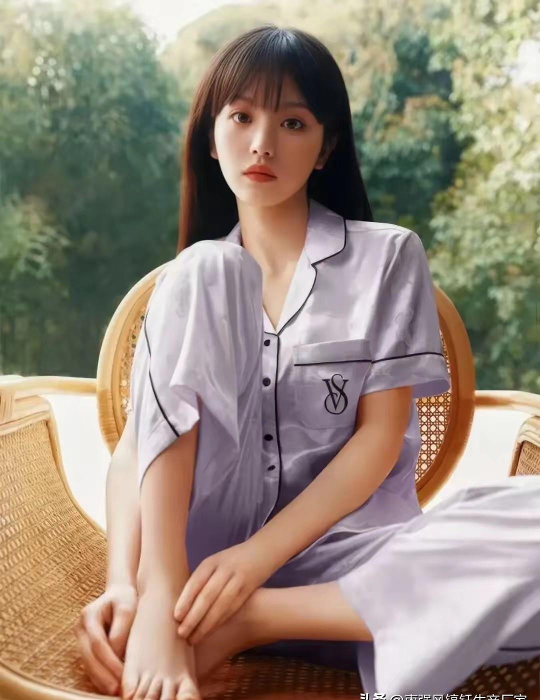 别再叫她甜妹了，片场导演最怕她这副样子。
监视器后面，她为了一场哭戏能NG十七次