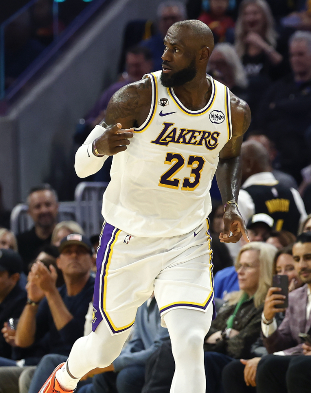 近日，NBA评论员帕金斯在《First Take》节目中，谈到了詹姆斯的未来去向