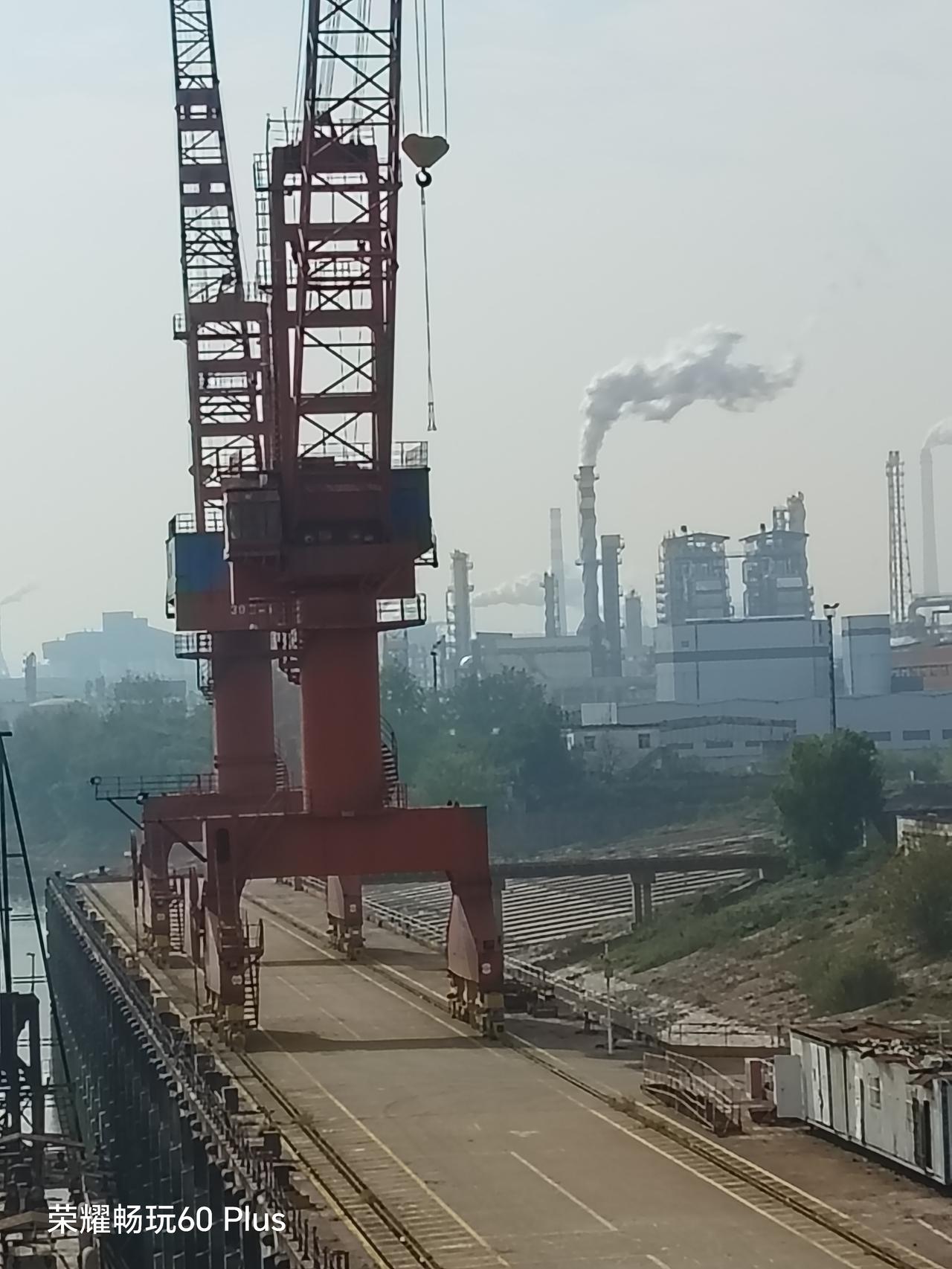 一个从炼铁高炉出炉浇灌的钢锭几十吨，上百吨，再运送到炼钢厂继续提炼。钢厂浇灌的钢