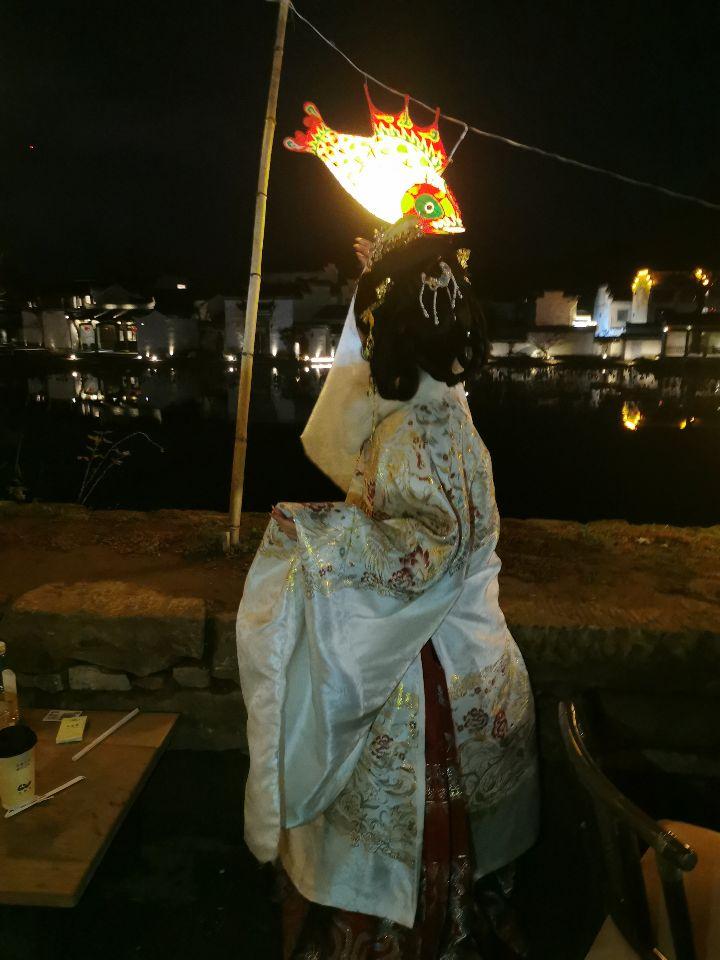 📍游呈坎 一生无坎 月下鱼灯🏮 徽州一梦  烟花落下的那一刻  顿...