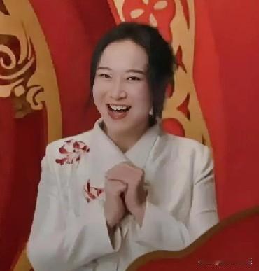 贾玲焕新亮相：瘦影翩跹，笑迎美好新程

43岁的贾玲近日惊艳亮相某品牌活动，身着