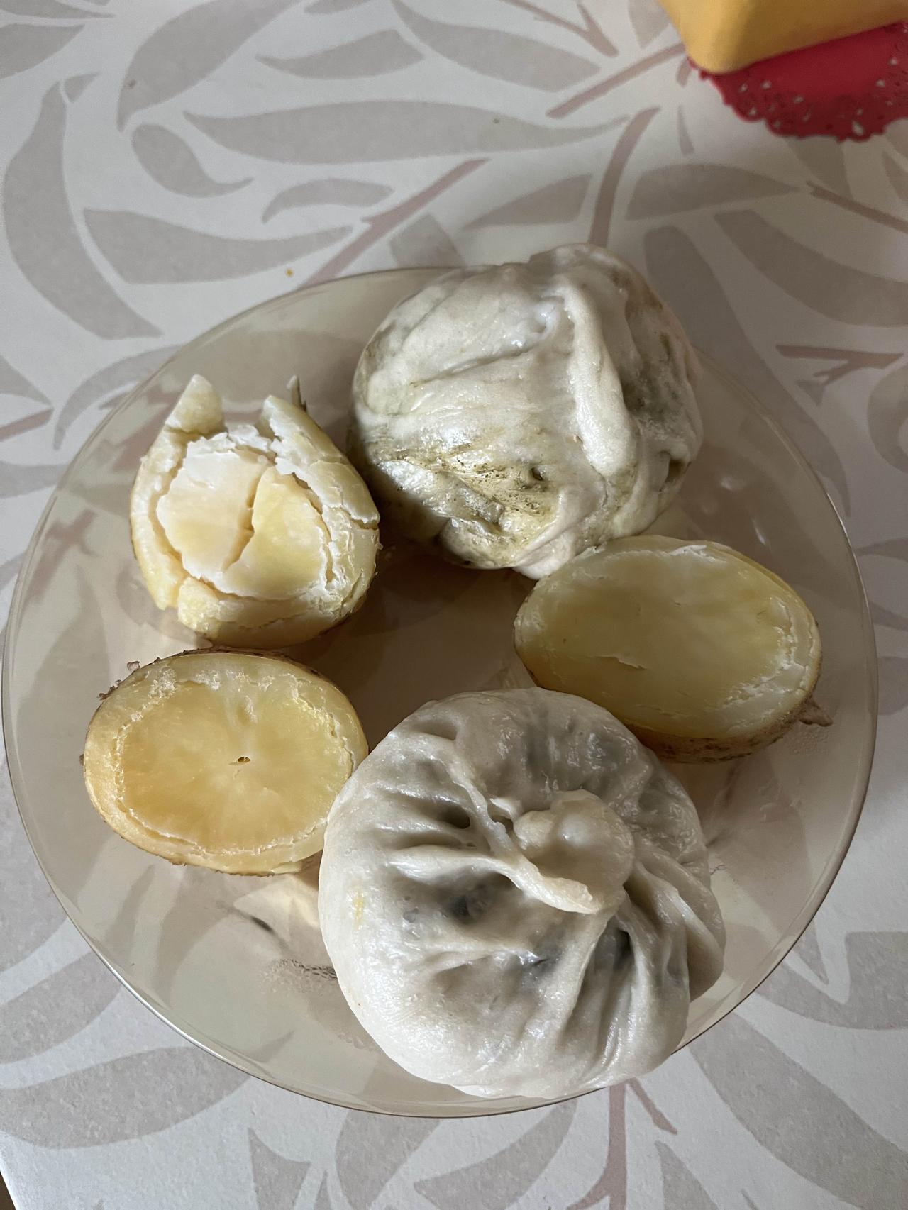 一日三餐，一年四季，离不开吃，来看看今天吃的什么？

主食；花卷、包子外加𤉋土