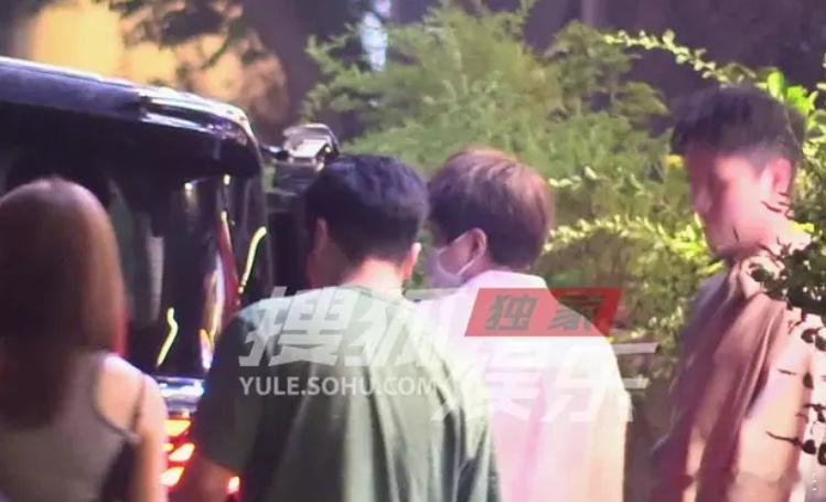 毛不易和好友吃饭聚会 有八卦媒体拍到毛不易和好友吃饭聚会路透，毛不易身穿浅色衬衫