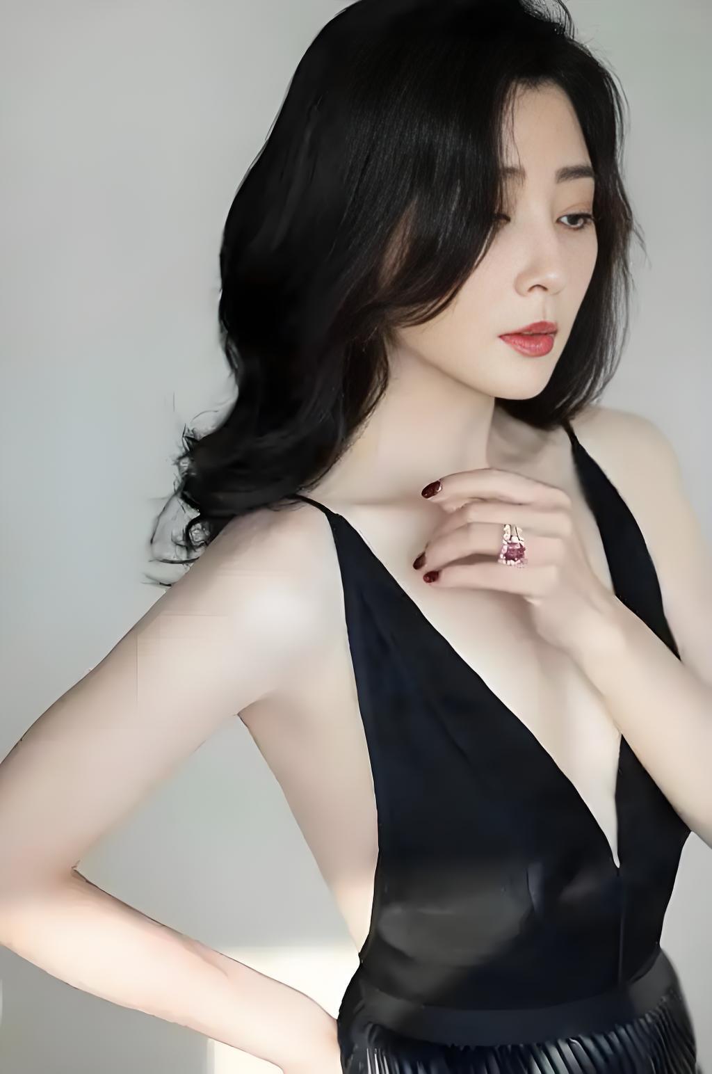 殷桃和高圆圆都是演艺圈的大美女，她俩穿黑色裙装时都颇具女性魅力，由于审美具有很强