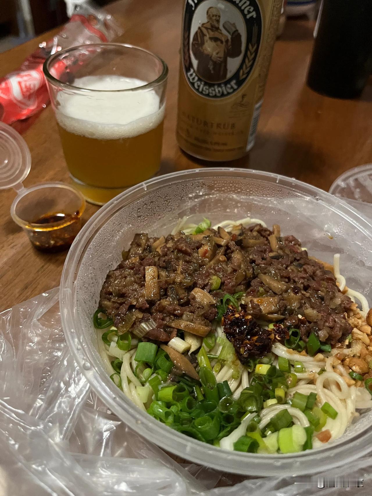  昨天叫了一份外卖的炸酱面，感觉还不错，值得推荐给大家有没有喜欢吃炸酱面的朋友评