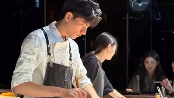 餐饮“板前化”本质上是仪式感平替与信任可视化的消费降级式升级。它将日料高级餐厅的