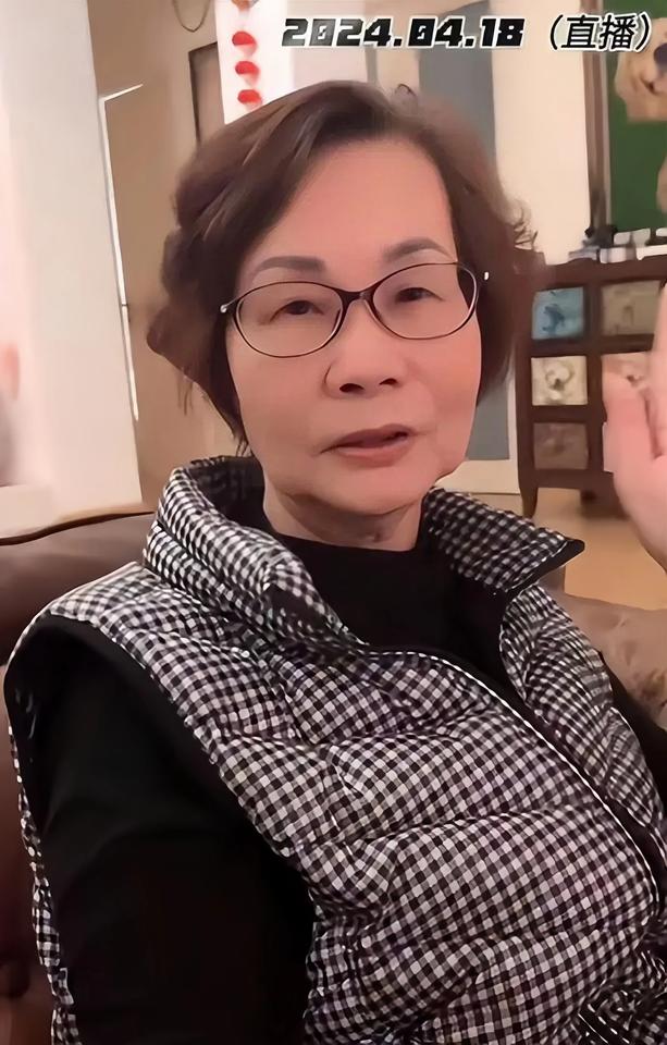 周海媚80岁的老母亲罕见露面，姐姐和弟弟也现身了！让我们一起看看这个幸福的家庭吧