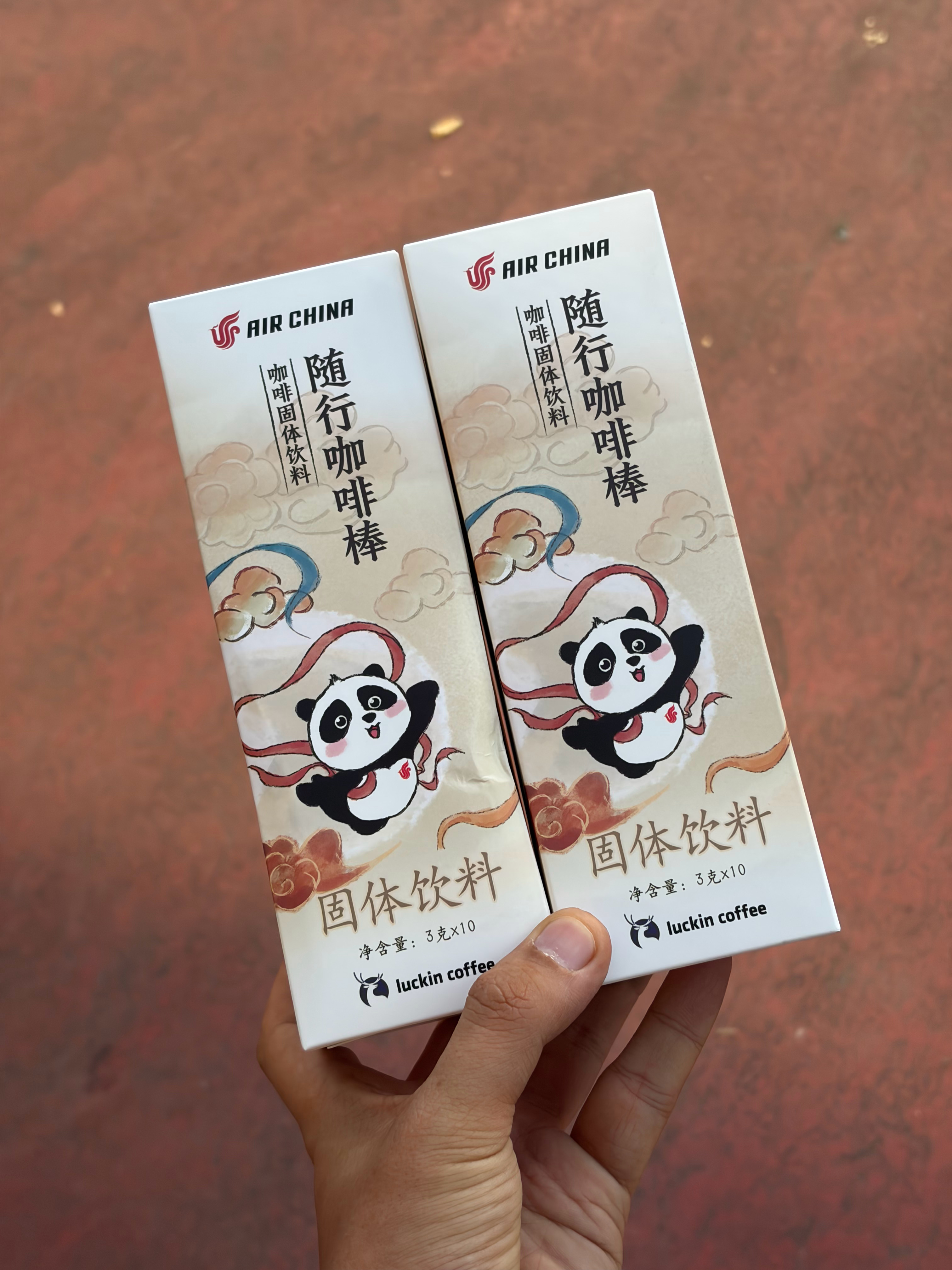 落地前，男空姐给了我两盒国航的咖啡棒。这又是啥意思？ 