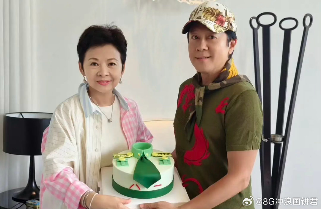 蔡国庆穿得可真花，鸭舌帽带床单花色，脖子上的丝巾还挺吸睛。 