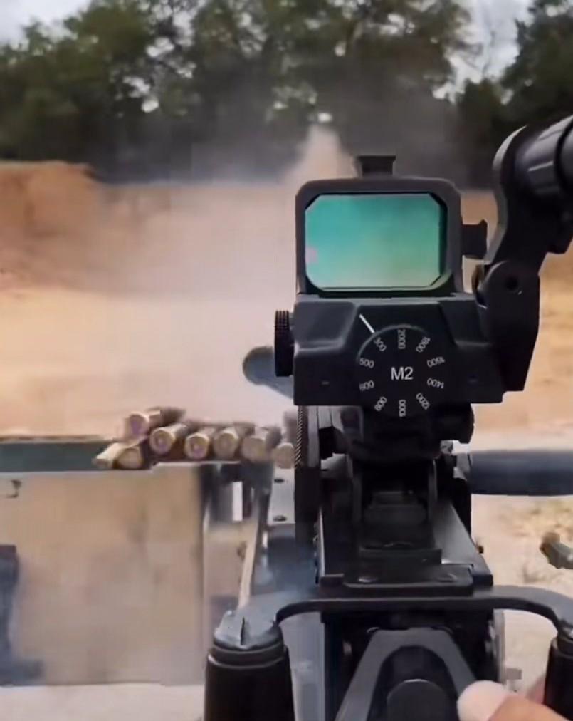 勃朗宁M2重机枪堪称枪械界的活化石，1918 年诞生，1921 年服役，至今总产