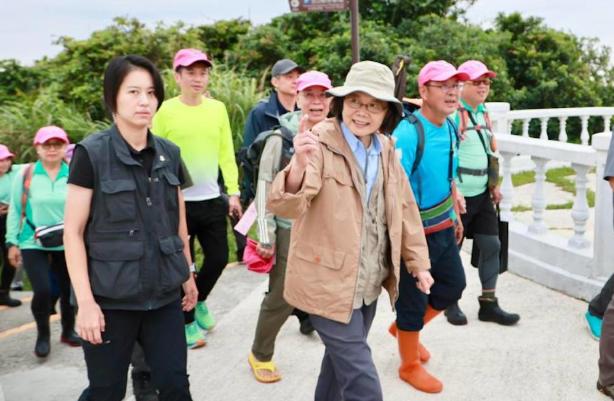 【胡文琦：绿营执政下只剩黑色幽默？】
台湾真的好棒棒？还是真的好可怜？就竟只剩下