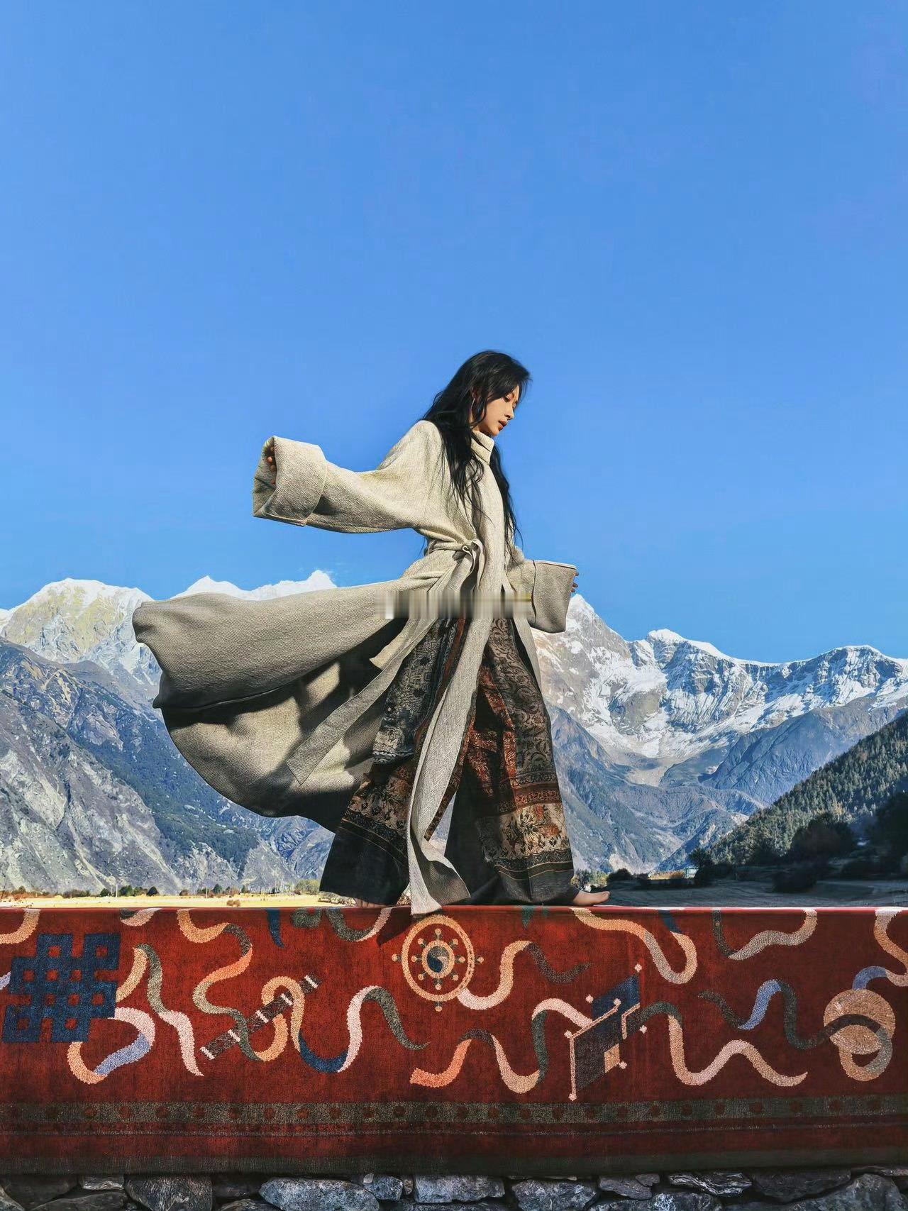 万茜公路文女主有脸了 初见万茜的公路文女主扮相，仿若一阵自由的风拂过心间。她在路