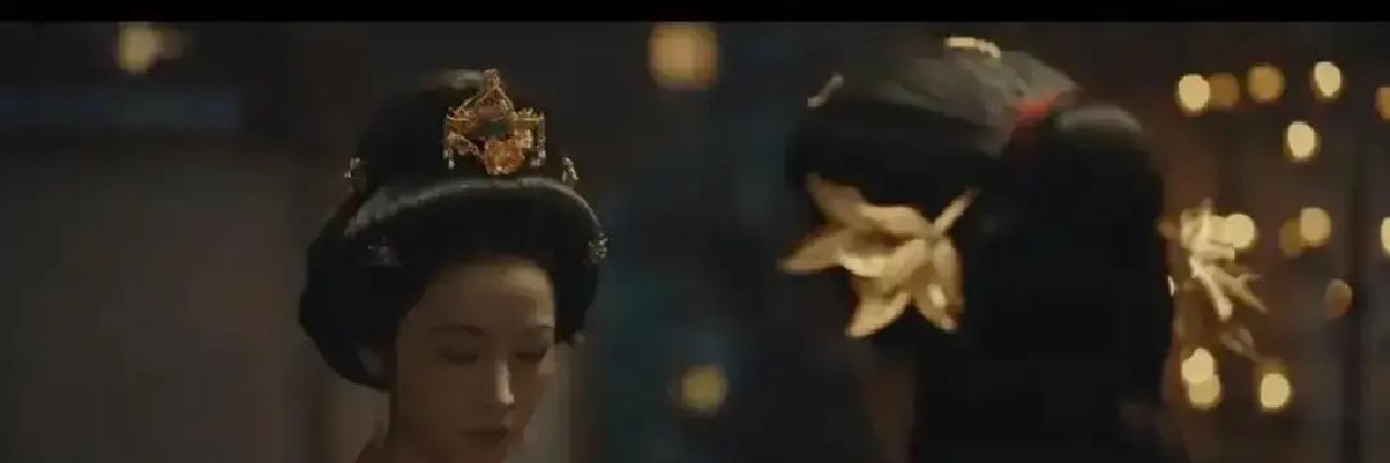 祠堂青砖渗血，孙太真跪在碎瓷片上抄《女训》，血珠顺着笔杆滴进墨槽。
她抬头，嘴角