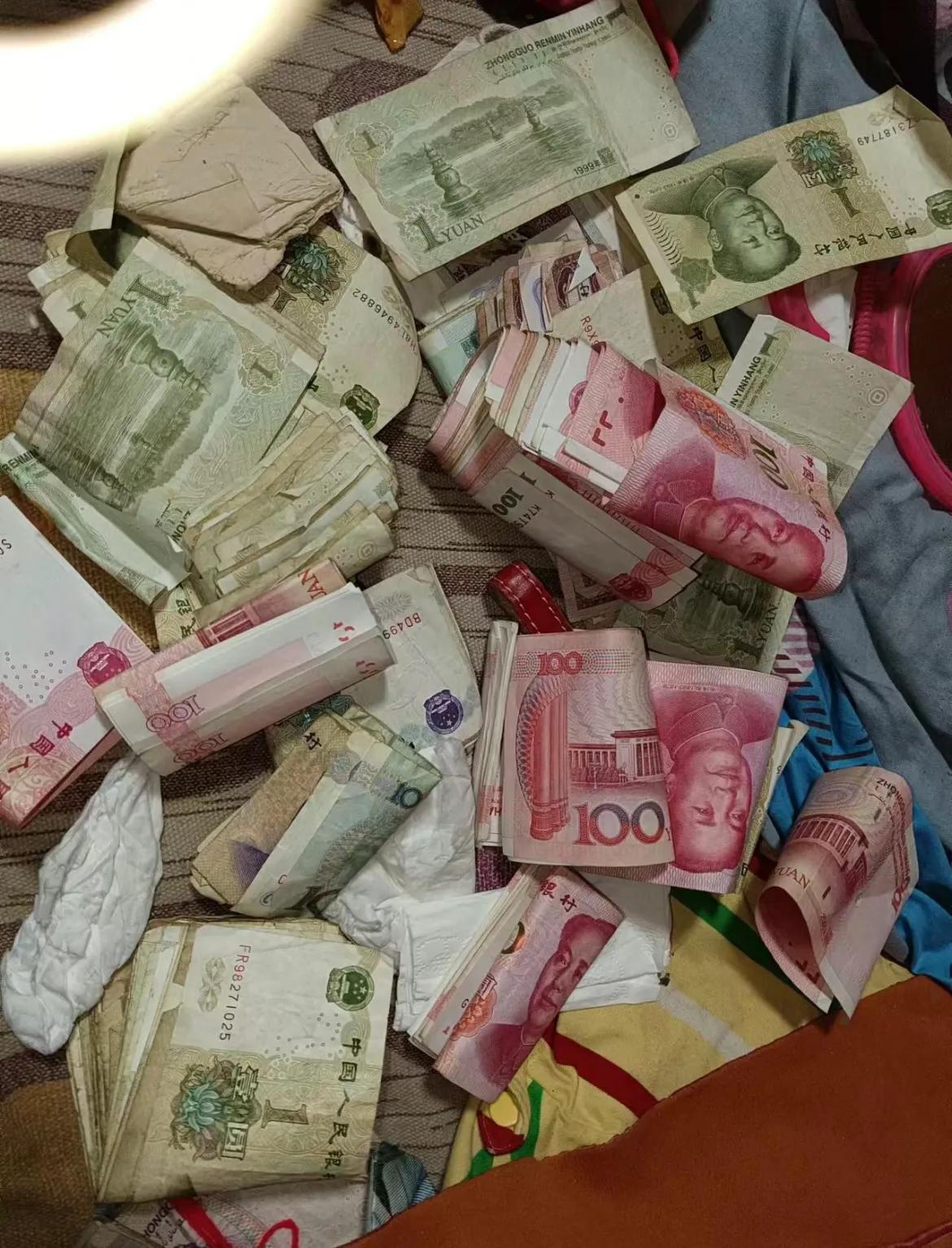 老妈收拾衣服，居然找出这么多零钱。不知道，老爹回来看到，会有什么想法。[捂脸][