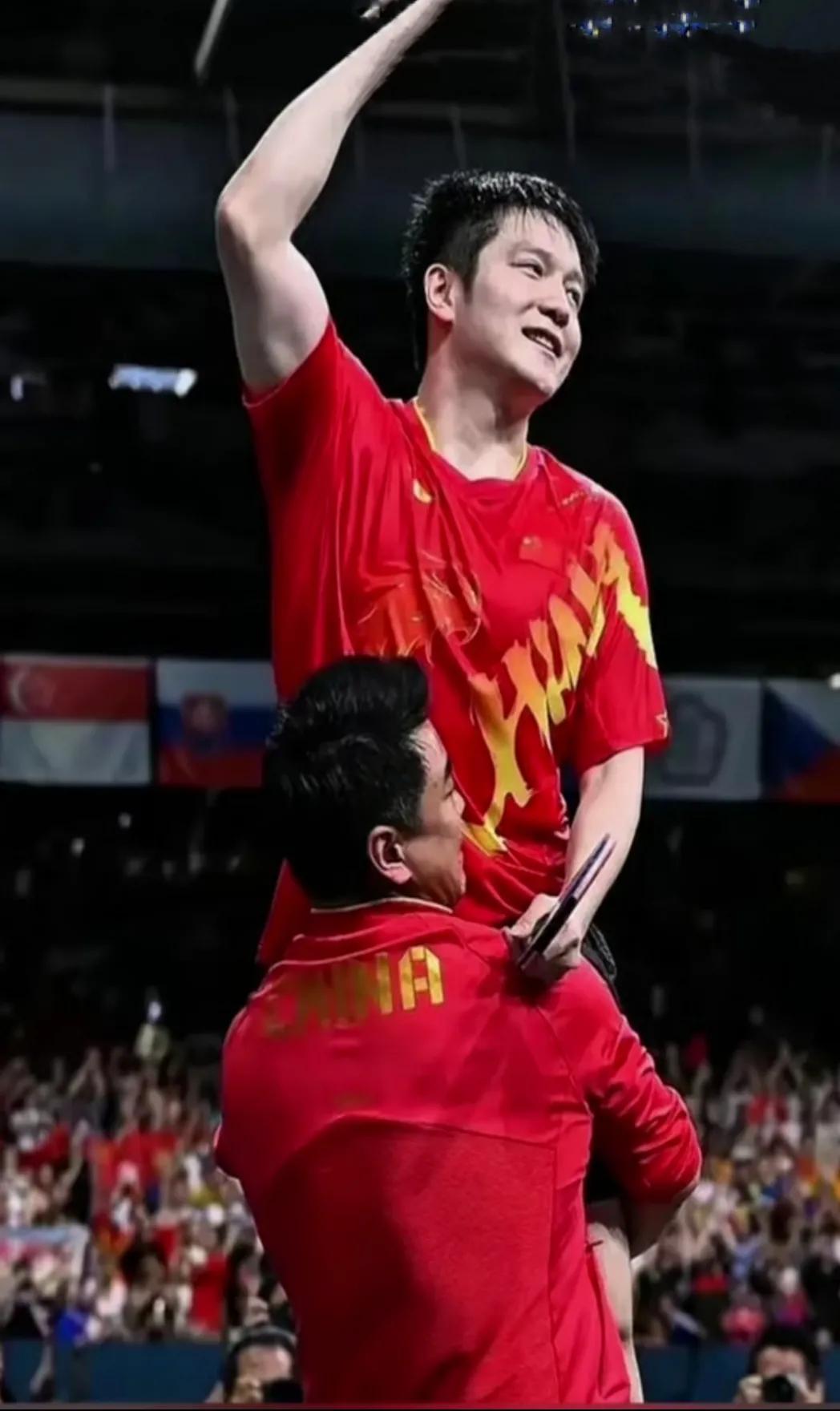 当王皓使出全身的力气将小胖高高抱起的时候，全世界都能体会出王皓此时的心情，所有憋
