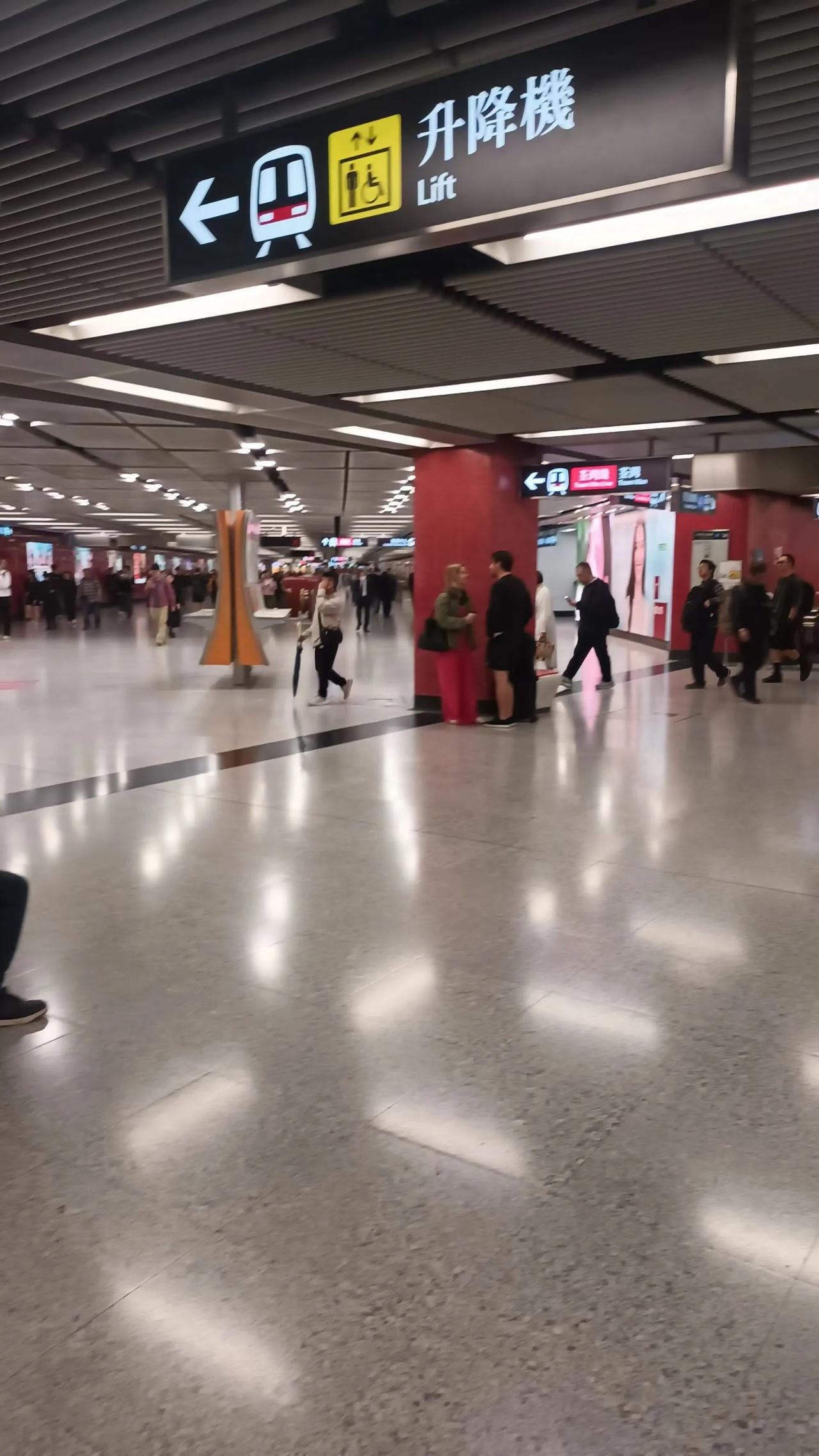 早安！2025年踏入尾声。祝融焚家园全城罩悲恸，变故路坎坷情侣慰心灵。