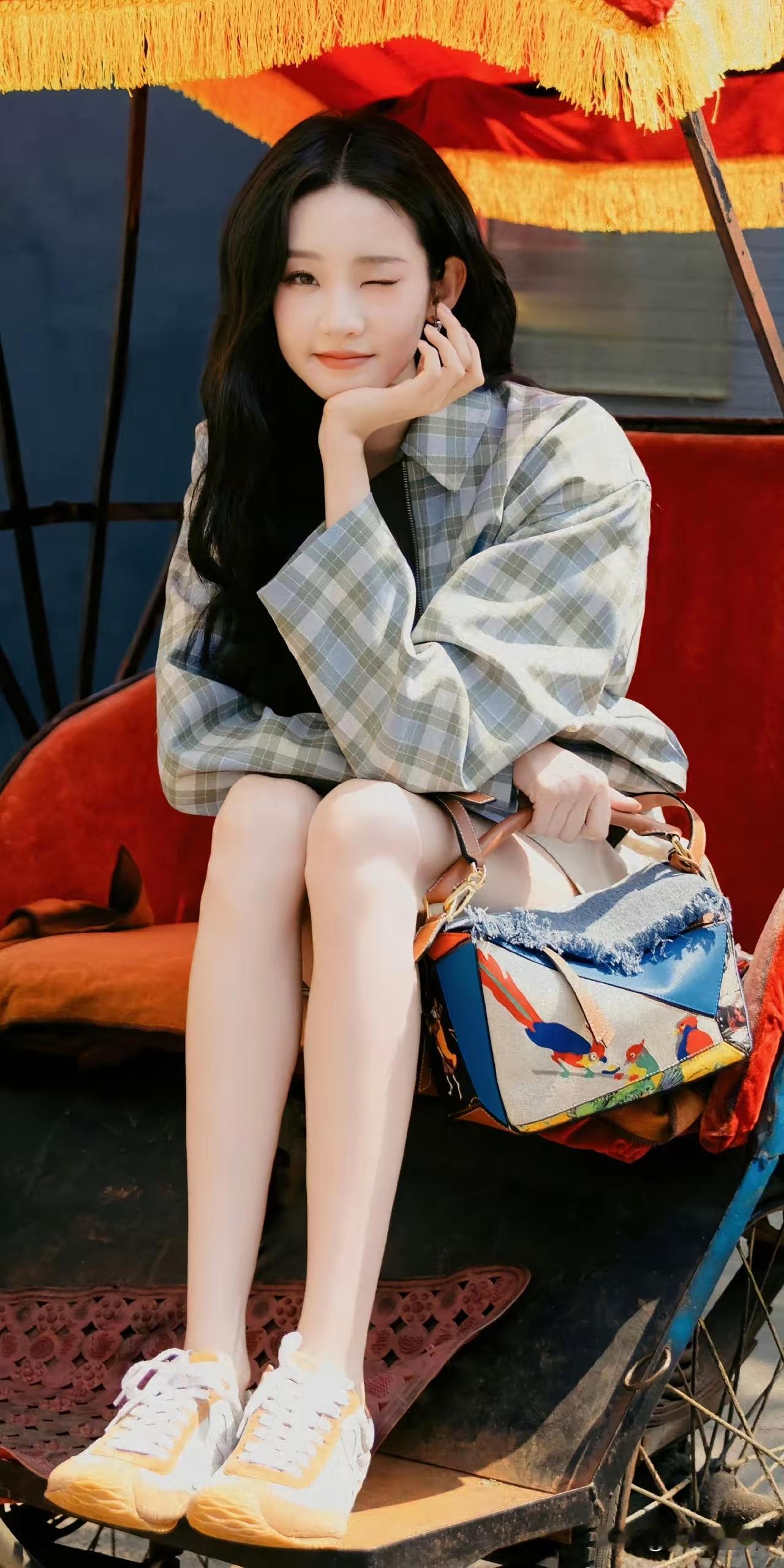 张艺凡，长得一般般，大腿是真长