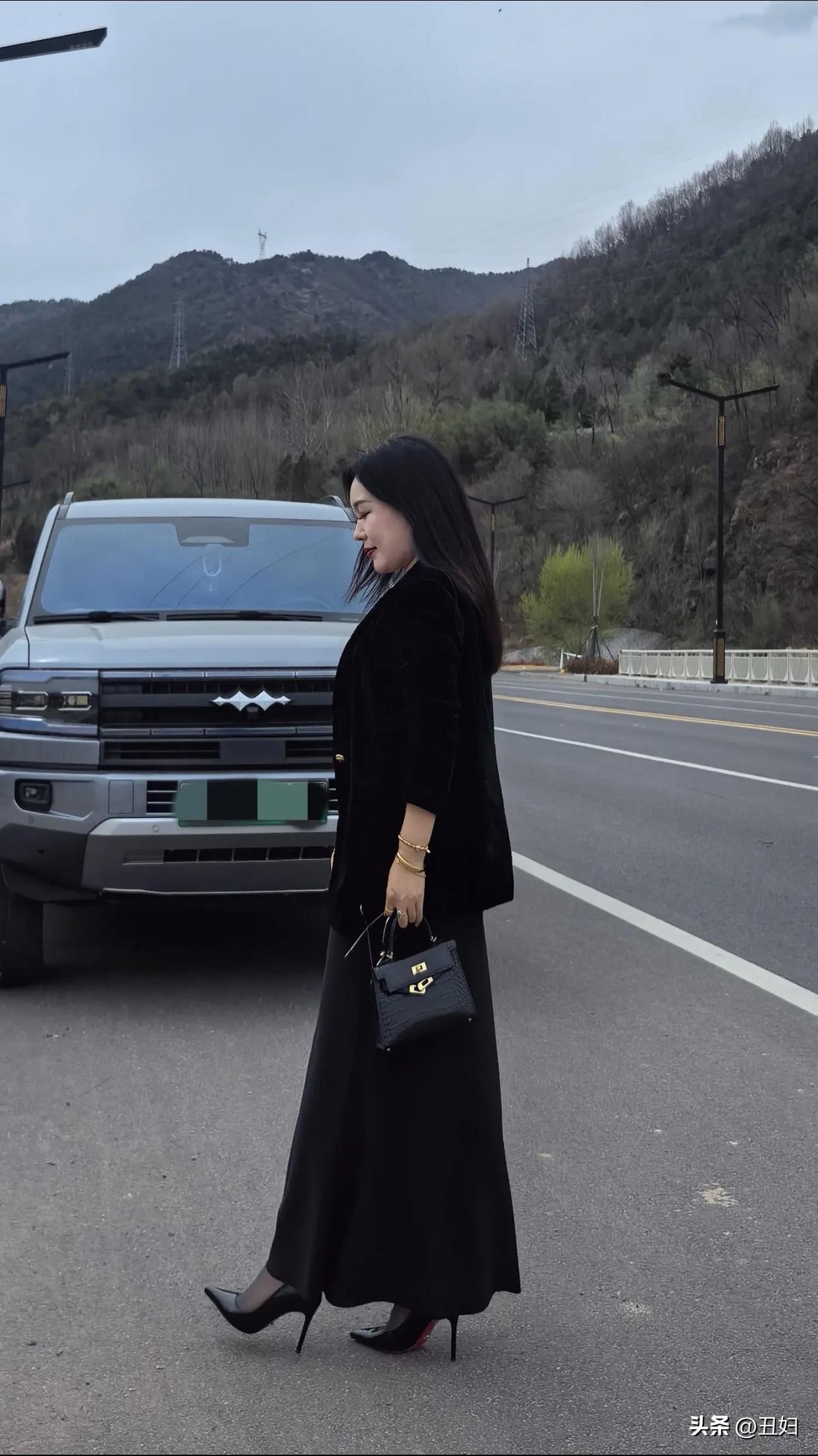 有女人味的人，遇事“不慌不忙”。上班赶时间，不会闯红灯、抱怨，而是从容整理衣着耐