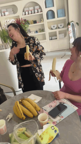 女人的思维，
男人永远不懂，
女人的想象力，
男人一辈子也无法理解！