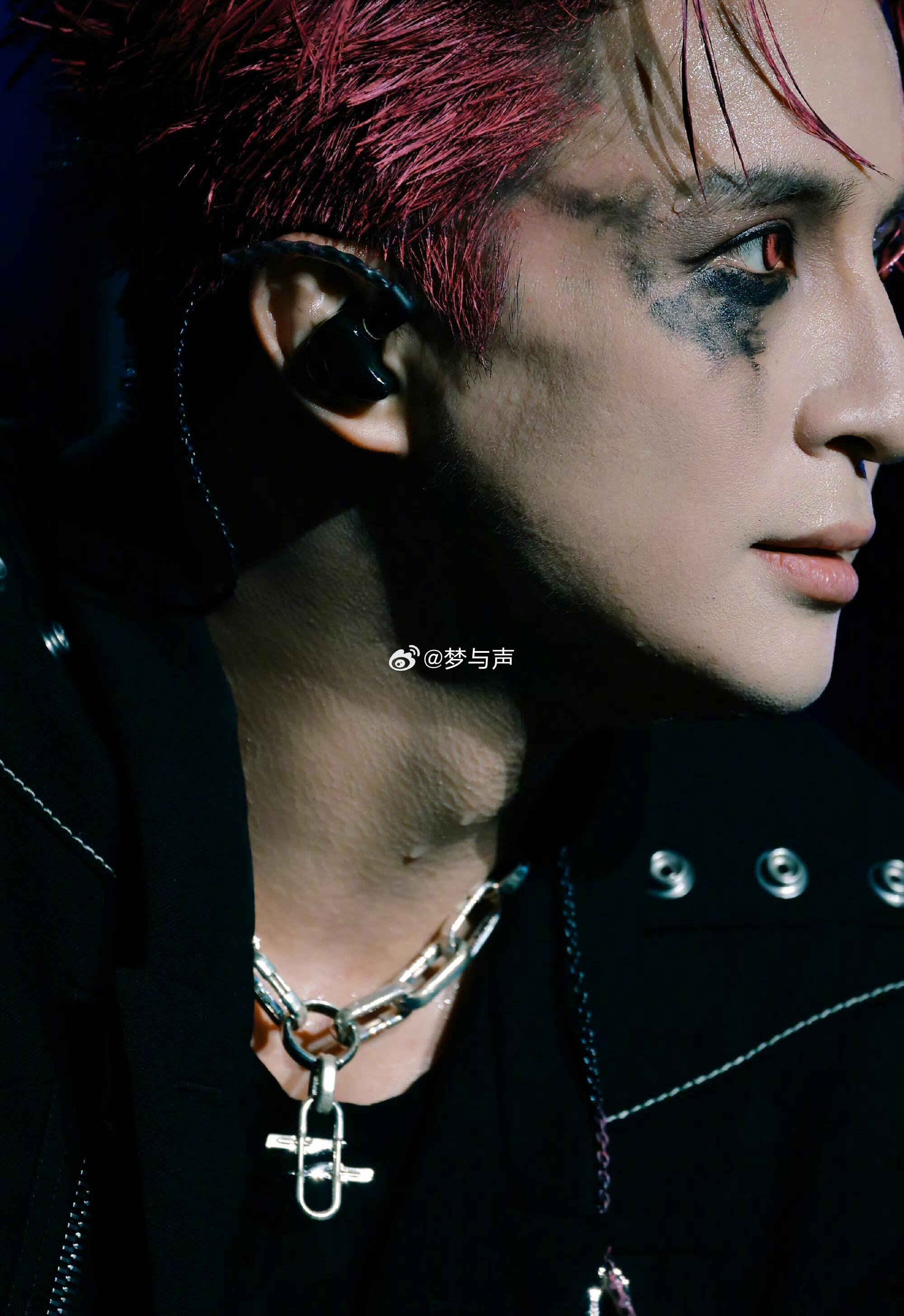 这下高低都能看到薛之谦演唱会了笑死，主办方是怕粉丝举望远镜太累吗？直接把舞台戳进