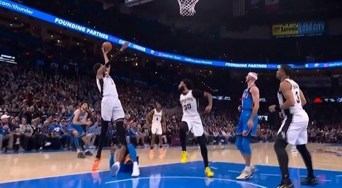 亚历山大倒地，夹住文班亚马双脚让其摔倒！
亚历山大突破，撞到文班亚马膝盖让其摔倒